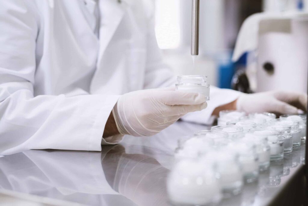 使用 Registrar Corp 的 MOCRA 化妆品指南，了解化妆品法规的复杂性。随时了解情况并合规。